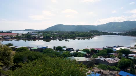 Vista-Panorámica-Del-Paisaje-De-Casas-Comunitarias-Que-Rodean-Los-Lagos-Salinos-De-Los-Humedales-De-Tasitolu-En-La-Ciudad-Capital-De-Timor-Oriental,-En-El-Sudeste-Asiático