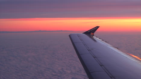 Flügel-Und-Winglet-Eines-Air-Corsica-Jets-Vor-Strahlendem-Sonnenuntergang-Mitten-Im-Flug