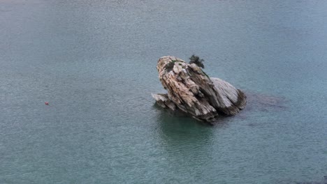 Una-Enorme-Roca-En-El-Mar-Cerca-De-La-Playa-De-Kalogria-En-Sithonia-Chalkidiki