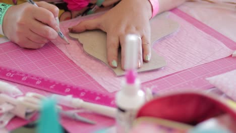 Frau-In-Einer-Handwerkswerkstatt-Macht-Skizzen-Auf-Rosa-Papier