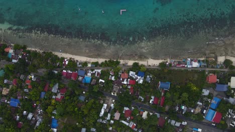 Oslob-Auf-Der-Insel-Cebu,-Präsentiert-Eine-Lebendige-Küstengemeinde-Und-Kristallklares-Wasser,-Luftaufnahme