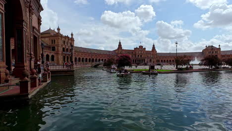 La-Hermosa-Plaza-De-España-Decorada-Con-Nubes-Esponjosas-Arriba