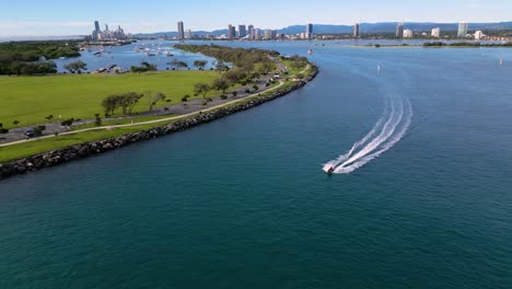 Umkehrende-Luftaufnahmen-über-Der-Landzunge-Nach-Einem-Jetski-Auf-Dem-Broadwater-An-Der-Gold-Coast,-Australien