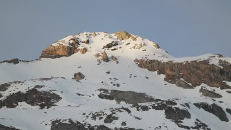 Luftaufnahme-Der-Atemberaubenden-Silhouette-Der-Schneebedeckten-Bergkette-Bei-Sonnenaufgang,-Aufgenommen-Mit-Einer-Drohne