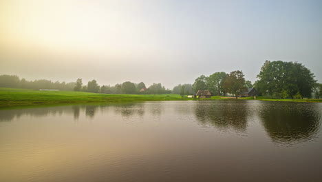 Wunderschöner-Sonnenuntergang-Und-Regen-Auf-Dem-See,-Häuser-Am-Ufer