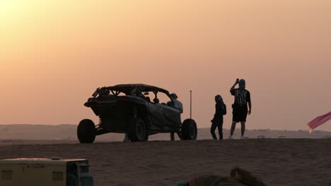 Dünenbuggy-Abenteuer-Bei-Sonnenuntergang-In-Der-Wüste-Von-Dubai,-Silhouette-Von-Buggy-Und-Person