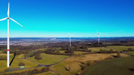 Windturbinen-Dominieren-Die-Landschaft-An-Einem-Klaren-Tag