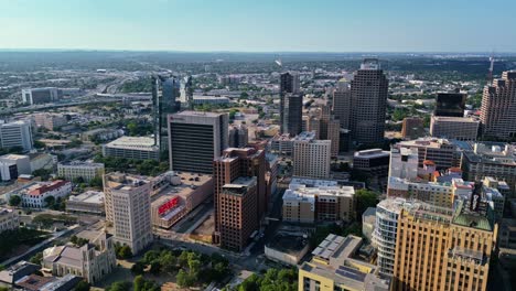 Frost-Tower-Fassade-Aus-Reflektierenden-Glasplatten-Wertet-Die-Skyline-Von-San-Antonio-Auf