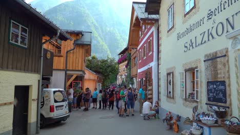 Riesige-Scharen-Von-Touristen-Spazieren-An-Einem-Sonnigen-Tag-Durch-Hallstatt