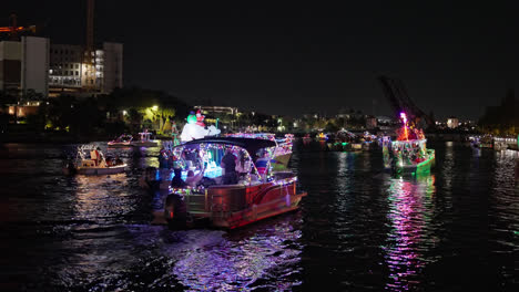 Farbenfrohe,-Beleuchtete-Bootsparade-Entlang-Des-Tampa-Riverwalk-In-Florida,-USA
