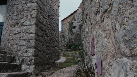 Mittelalterliches-Dorf-Monsanto-In-Portugal-Kleine-Steinhäuser-Detail