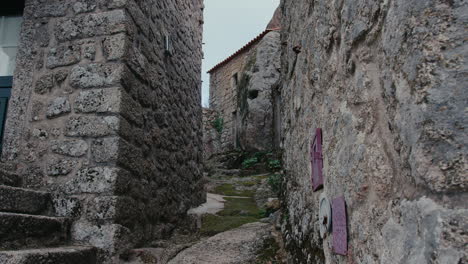 Monsanto-Pueblo-Medieval-En-Portugal-Pequeñas-Casas-De-Piedra-Detalle