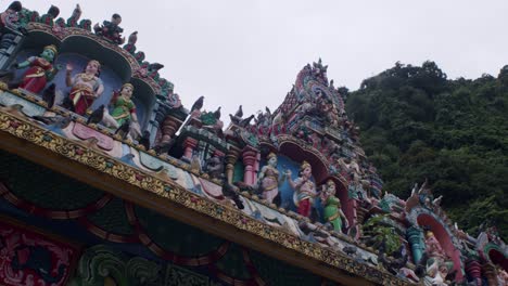 Vibrantes-Deidades-Hindúes-Adornan-El-Templo-De-Las-Cuevas-De-Batu-En-Kuala-Lumpur