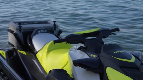 Geparkter-Jetski,-Sea-Doo,-Sea-Doo,-BRP,-Jetski,-Wasserscooter,-Wasserfahrzeug