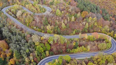 Bergstraße-Schlängelt-Sich-Durch-Herbstlichen-Wald,-Durchgang-In-öder-Wildnis