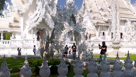 Cámara-Lenta-Inclinada-Hacia-Arriba-Sobre-El-Templo-Blanco-En-Chiang-Rai,-Tailandia