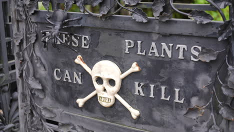 Estas-Plantas-Pueden-Matar-Letras-Con-Calavera-Y-Tibias-Cruzadas,-Signo-De-Veneno,-Jardín-De-Alnwick,-Inglaterra