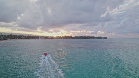 Luftbildverfolgung-Eines-Ausflugsboots-Bei-Sonnenuntergang-In-Las-Terrenas,-Dominikanische-Republik