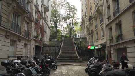 Montmartre-In-Paris-Ist-Für-Seine-Vielen-Treppen-Und-Hügel-Bekannt