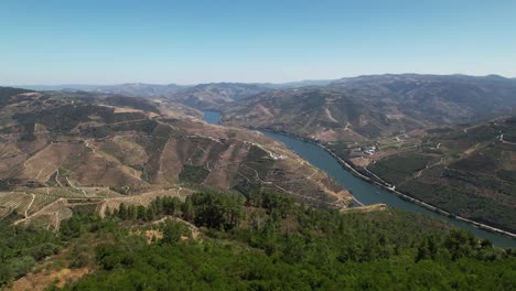 Der-Atemberaubende-Fluss-Douro-Vom-Aussichtspunkt-Galafura-Aus-Der-Luft