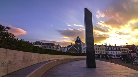 Toma-De-Timelapse-Del-Monumento-A-La-Liberación-En-Las-Islas-Del-Canal-De-Guernsey,-Alemania-En-Una-Tarde-Nublada