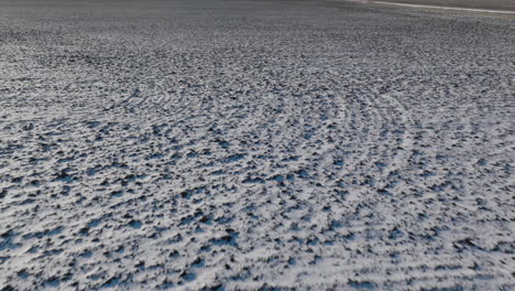 Schneebedecktes-Landwirtschaftliches-Feld,-Luftaufnahme