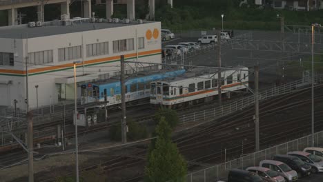 Dos-Trenes-Eléctricos-Estacionados-En-Izumi-En-Japón.