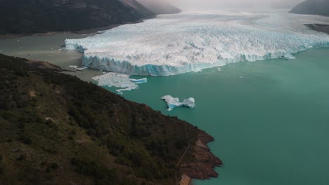 Imágenes-De-Drones-En-Perito-Moreno,-El-Glaciar-Más-Emblemático-Del-Mundo