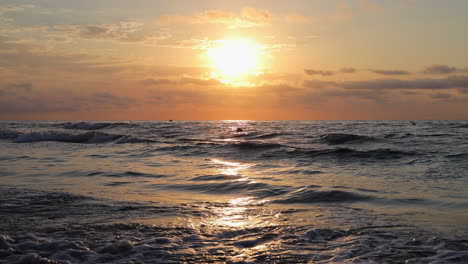 Hermosa-Vista-Del-Amanecer-Desde-La-Orilla-De-La-Playa-De-Mar-Tranquilo-En-Valencia-España