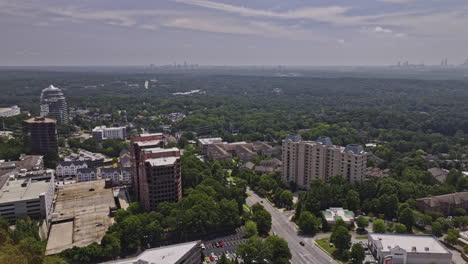 Atlanta-Georgia-Antena-V992-Drone-Flyover-Vinings-Cumberland-Capturando-Vistas-Panorámicas-Del-Paisaje-Urbano-Del-Vecindario-Durante-El-Día---Filmado-Con-Mavic-3-Pro-Cine---Agosto-De-2023