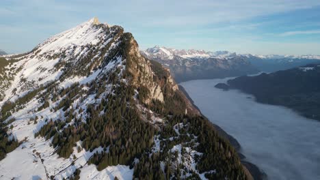 Amden-Wesen-Schweiz-Berge-über-Dem-Nebligen-Fluss-Unten