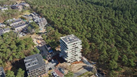 Antena-De-Un-Hermoso-Edificio-De-Apartamentos-De-Nueva-Construcción-Con-Paneles-Solares-Fotovoltaicos-En-La-Azotea