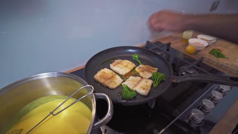 Bacalao-Braseado-Con-Verduras-En-Una-Sartén-Caliente