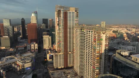 Antena-4k-De-La-Torre-De-Graffiti-En-Dtla-En-Febrero-De-2024,-Los-Ángeles,-California,-Estados-Unidos