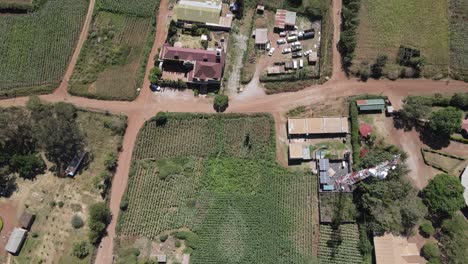 Luftaufnahme-Eines-Armen-Ländlichen-Viertels-In-Afrika-Mit-Gebäuden,-Feldern-Und-Einem-Funkturm