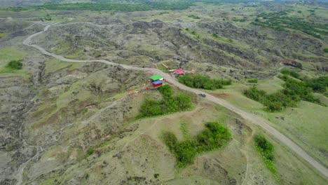 Imponentes-Formaciones-Rocosas-Se-Elevan-Majestuosamente-Desde-La-Tierra,-Y-Sus-Superficies-Erosionadas-Son-Testigos-De-Siglos-De-Evolución-Geológica