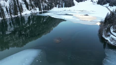 Obersee-Glarus-Suiza-Inclinada-Hacia-Abajo-Revela-Peligrosas-Algas-Azules-En-El-Agua