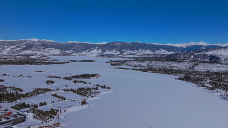 Lago-Congelado-Dillon-S-Nowy-Invierno-Pájaro-Azul-Cielo-Azul-Frío-Colorado-Aéreo-Zumbido-Frisco-Silverthorne-Piedra-Angular-Breckenridge-Vista-Del-Paisaje-Grises-Y-Torreys-Catorce-I70-Adelante-Panorámica-Hacia-Arriba-Revelar-Movimiento