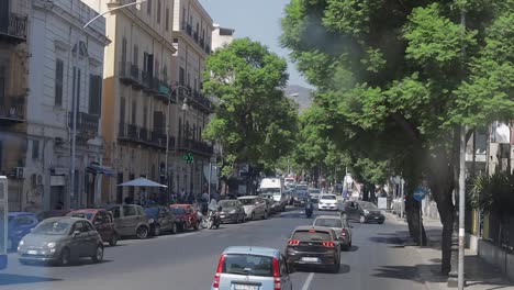 Calles-De-Palermo-Italia:-Autobuses-Y-Automóviles-Que-Circulan-Por-Las-Calles-De-Palermo