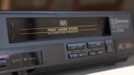 VHS-Videokassette-Und-Videoplayer,-Band-Einlegen-Und-Wiedergabetaste-Drücken,-Nahaufnahme