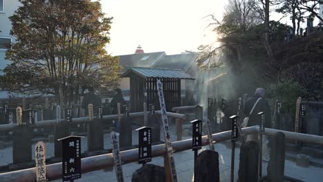 Berühmte-Gräber-Von-47-Ronin-In-Tokio-Wunderschöne-Landschaft-Mit-Weihrauch-Bei-Sonnenuntergang