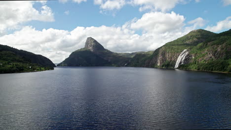 Antena-Barriendo-Lentamente-A-Través-Del-Vasto-Laukelandsfjorden-En-Noruega