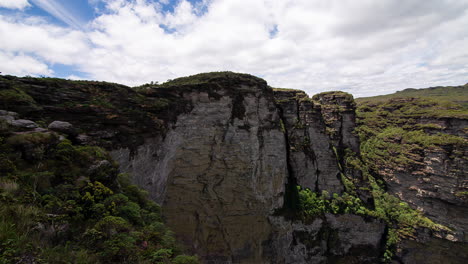 Vista-De-La-Cima-Del-Cañón-Verde-Y-El-Viento-En-La-Vegetación,-Chapada-Diamantina,-Bahía,-Brasil