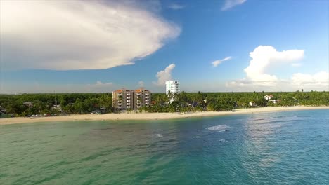 Miami-Beach-Mit-Klarem,-Blauem-Wasser-Und-Flauschigen-Wolken-Am-Himmel,-Sonniger-Tag,-Luftaufnahme,-In-Amerika