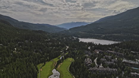 Whistler,-BC,-Kanada,-Luftaufnahme-V2,-Atemberaubende-Aussichten,-Drohnenüberflug-über-Wohngebiete,-Erfassung-Des-Golfplatzes-Und-Des-Abgeschiedenen-Alta-Sees,-Umgeben-Von-Bewaldeten-Bergen-–-Aufgenommen-Mit-Mavic-3-Pro-Cine-–-Juli-2023