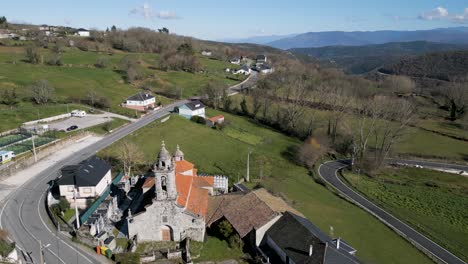 Paralaje-Alrededor-De-La-Iglesia-De-San-Xoán-De-Río-Mirando-Hacia-El-Valle-De-Ourense-España