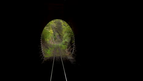 Die-Rhodopen-Schmalspurbahn-Auf-Der-Strecke-Septemvri-Dobrinishte-Verläuft-Durch-Einen-Tunnel