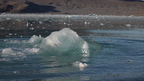 Iceberg-En-Agua-Fría-Del-Océano-ártico