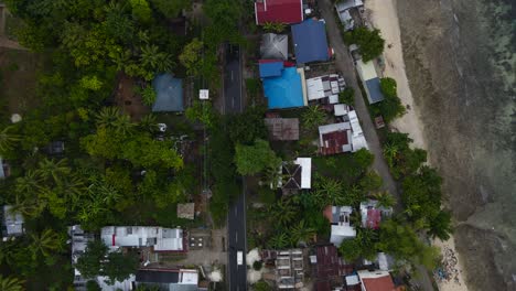 Oslob,-Cebu-Insel-Mit-Dichter-Tropischer-Vegetation-Und-Einheimischen-Häusern,-Luftaufnahme