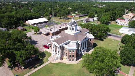 Dies-Ist-Ein-Luftbildvideo-Des-Love-County-Gerichtsgebäudes-In-Marietta,-Oklahoma